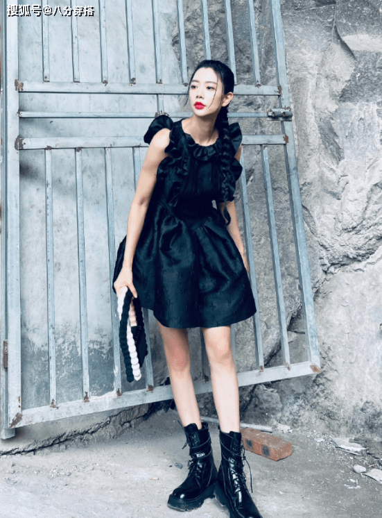 一身 克拉拉解锁牛仔装新穿法，酷飒又不失优雅，果然是“性感天花板”