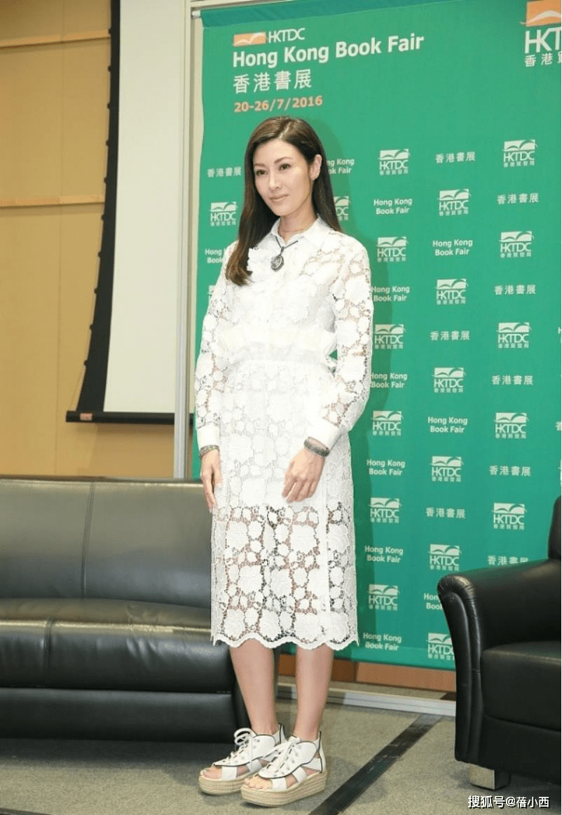 黑色 51岁李嘉欣越老越敢穿,穿蕾丝裙腰间挖“2洞”,转身瞬间更迷人