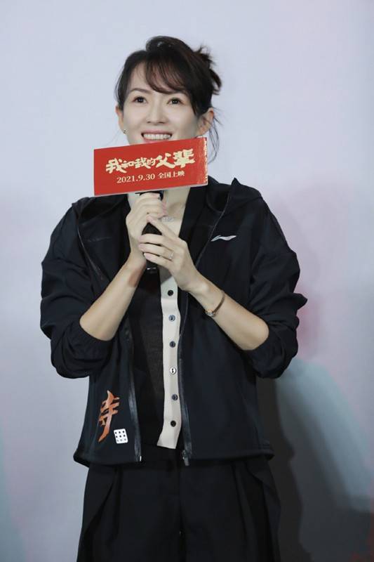 身材 章子怡根本不用扮嫩，“奶奶衫”穿出少女感，哪像42岁三娃妈？