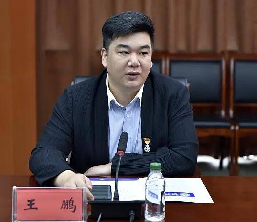 王鹏表示受巨力集团党委书记,董事长杨建忠和巨力集团党委副书记,刘伶