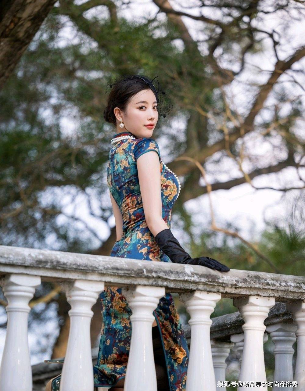 设计 复古的旗袍展现出女性的成熟美,搭配时尚的高跟鞋,尽显优雅范