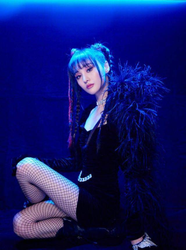 孙怡 真看不懂宋祖儿的时尚,直接穿条黑丝就来走机场,看着不尴尬吗?