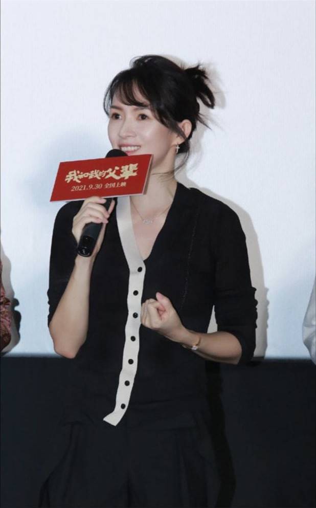 身材 章子怡根本不用扮嫩，“奶奶衫”穿出少女感，哪像42岁三娃妈？