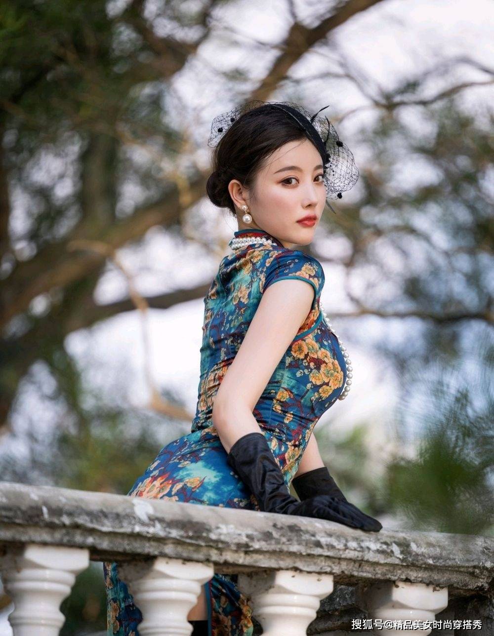 设计 复古的旗袍展现出女性的成熟美,搭配时尚的高跟鞋,尽显优雅范