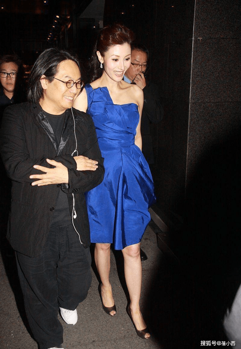 黑色 51岁李嘉欣越老越敢穿，穿蕾丝裙腰间挖“2洞”，转身瞬间更迷人