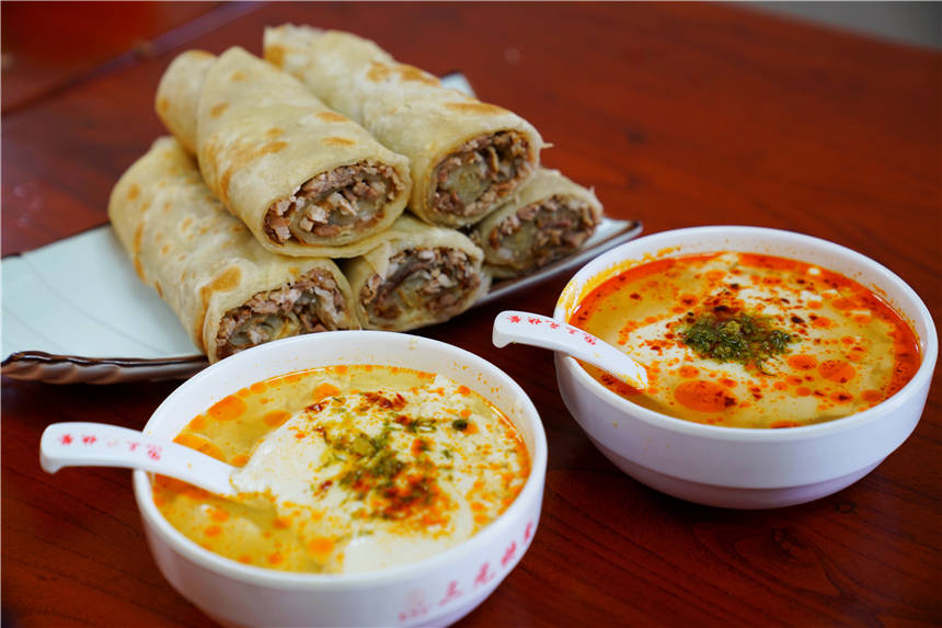 原创探寻地道河北美食走进衡水枣强百年老店里的鞋底子烧饼和熏肉