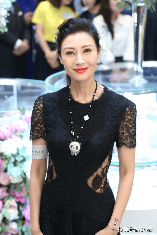 黑色 51岁李嘉欣越老越敢穿，穿蕾丝裙腰间挖“2洞”，转身瞬间更迷人