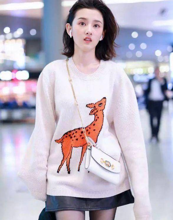 孙怡 真看不懂宋祖儿的时尚,直接穿条黑丝就来走机场,看着不尴尬吗?