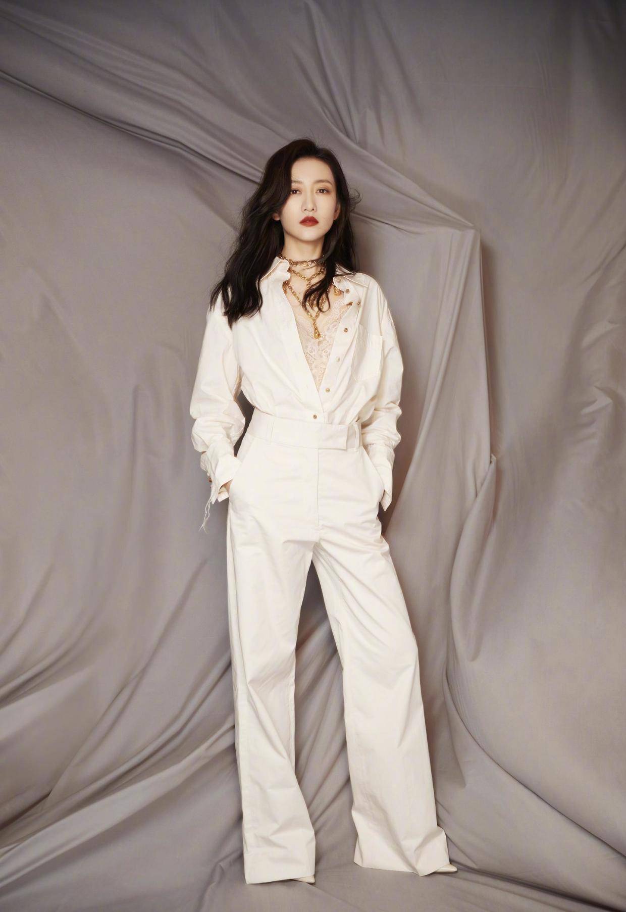 王鸥真"放得开",穿蕾丝白裙大玩纯欲风,这腿小姑娘都羡慕_连衣裙