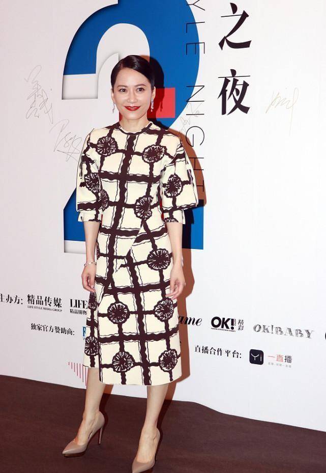 显得 俞飞鸿真的很高级,穿的裙子也很优雅,一点都不装嫩