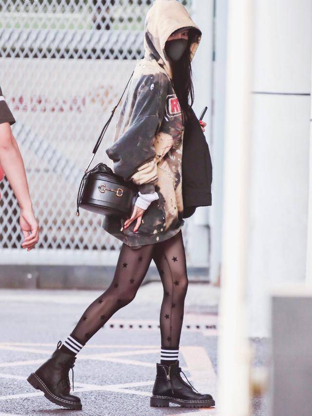 孙怡 真看不懂宋祖儿的时尚,直接穿条黑丝就来走机场,看着不尴尬吗?