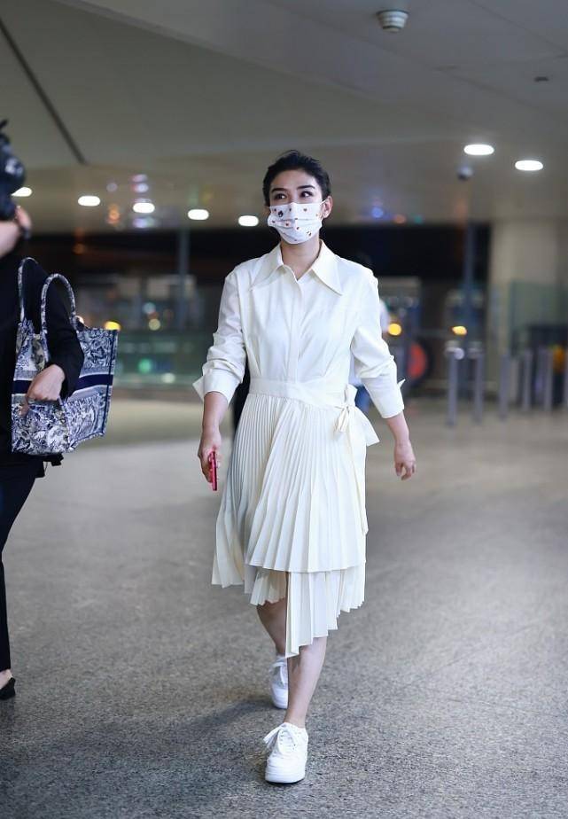 服装 杨颖和黄奕与老外同框，穿着简单也没输气质，感觉身材比老外还好
