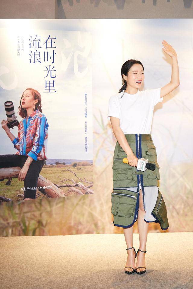 黑色 江一燕气质“绝”了，穿黑色开叉连衣裙走红毯，秒变焦点