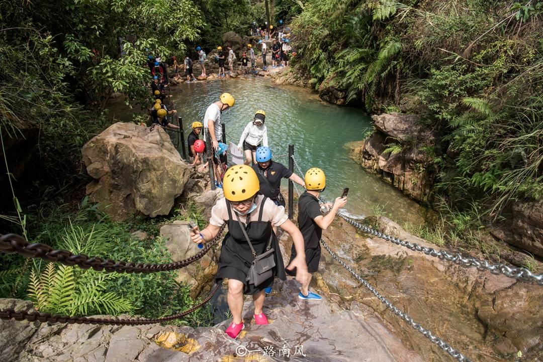 广东|佛山旅游发现“广东九寨沟”，1.28公里必须涉水前行，游客很多