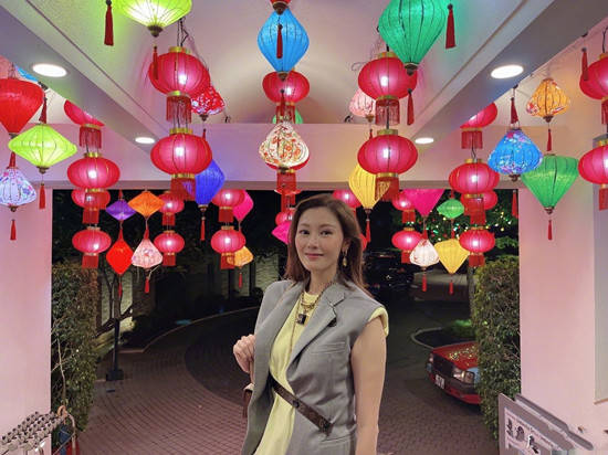 身材 51岁李嘉欣发福了，穿蓝色西装胖一圈，系腰带腰围快成郑秀文2倍