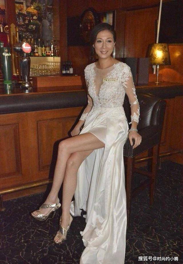 身材 吴绮莉越老越敢秀身材，穿深V蕾丝开叉连衣裙，42寸长腿太抢镜
