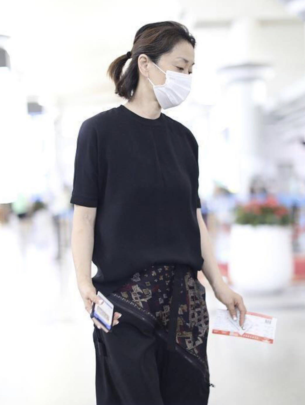 配饰 毛阿敏越老越潮，穿一身黑还扎个小揪揪，瘦成“麻杆”也有大姐范