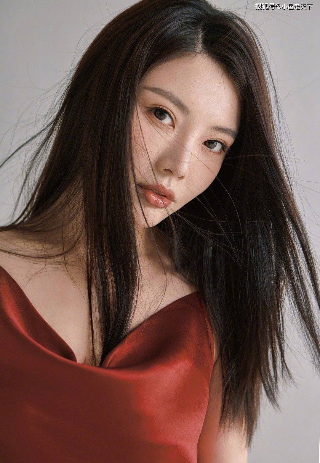 徐冬冬黑长直妩媚写真