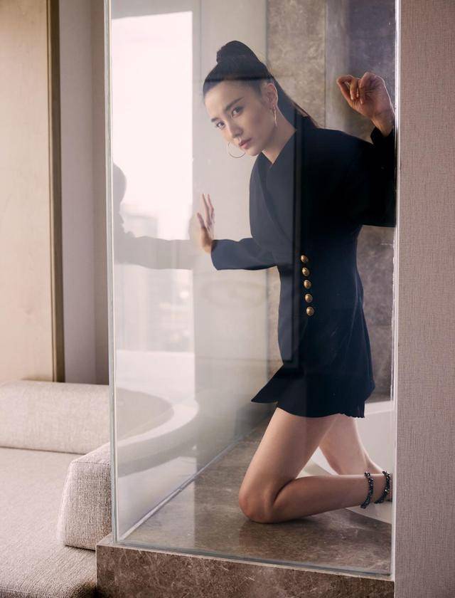 宋佳 宋佳真会穿，身穿黑色连衣裙简约大气，意外穿出了气质女神范