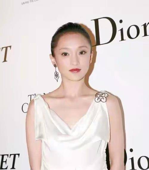 大腿 周迅为秀美腿可真拼！小白裙短到大腿根，露出内搭更时尚