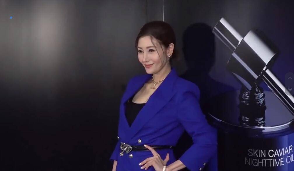 身材 51岁李嘉欣发福了，穿蓝色西装胖一圈，系腰带腰围快成郑秀文2倍