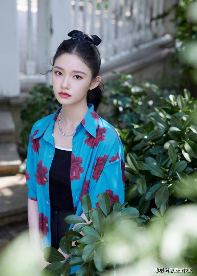 短裙 林允晒国庆出游照,穿花衬衫不但不土,配小短裙又纯又欲还吸睛
