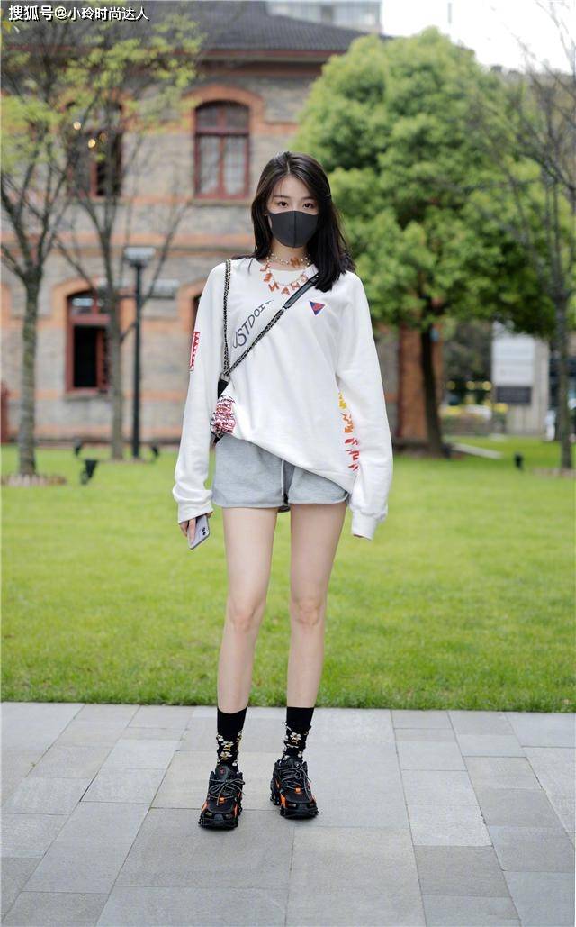 身材 穿卫衣不一定要配牛仔裤，瞧今年这几种新穿法，时髦显瘦又减龄