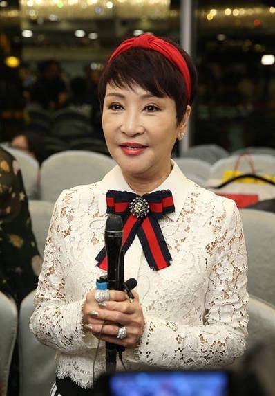 狄波拉 当74岁汪明荃与69岁狄波拉同框，才知道“自然老”也可以这么美