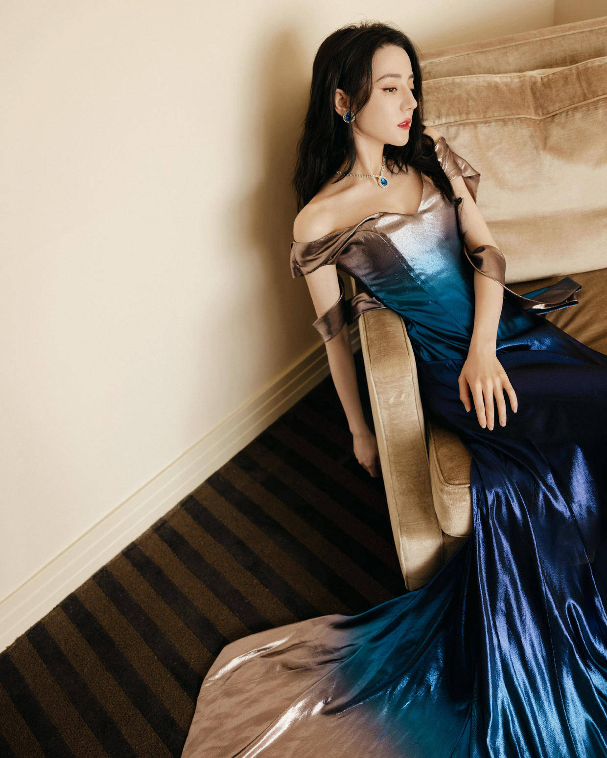 勾边 迪丽热巴又美出圈了,黑丝绒连衣裙秀直角肩,这气质同龄人比不了