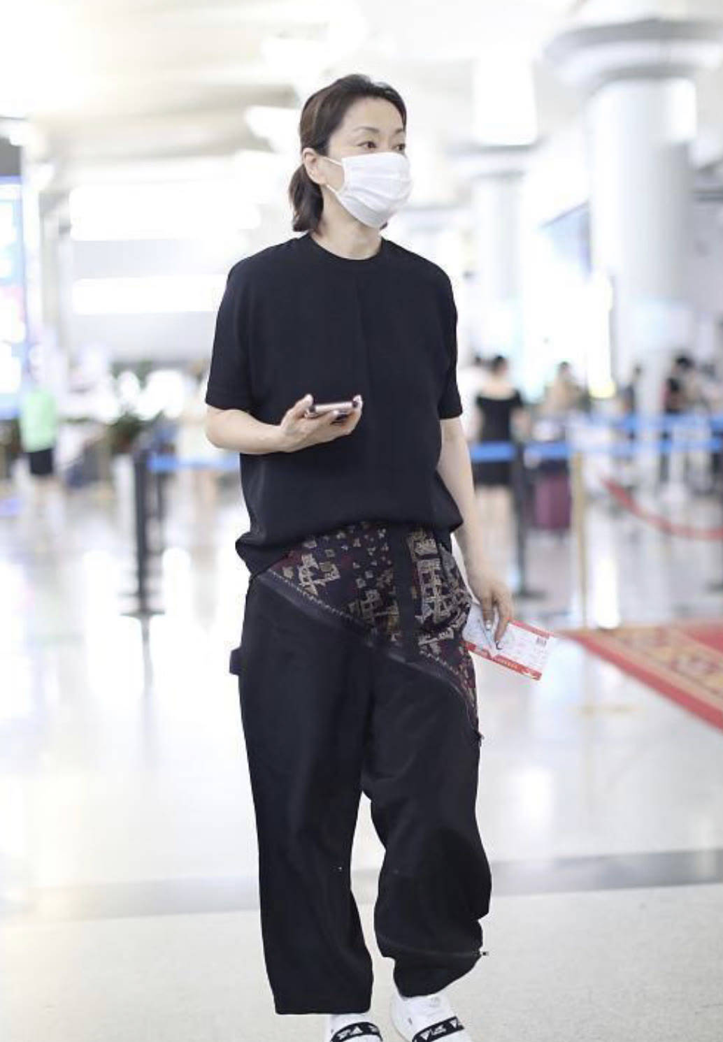 配饰 毛阿敏越老越潮，穿一身黑还扎个小揪揪，瘦成“麻杆”也有大姐范