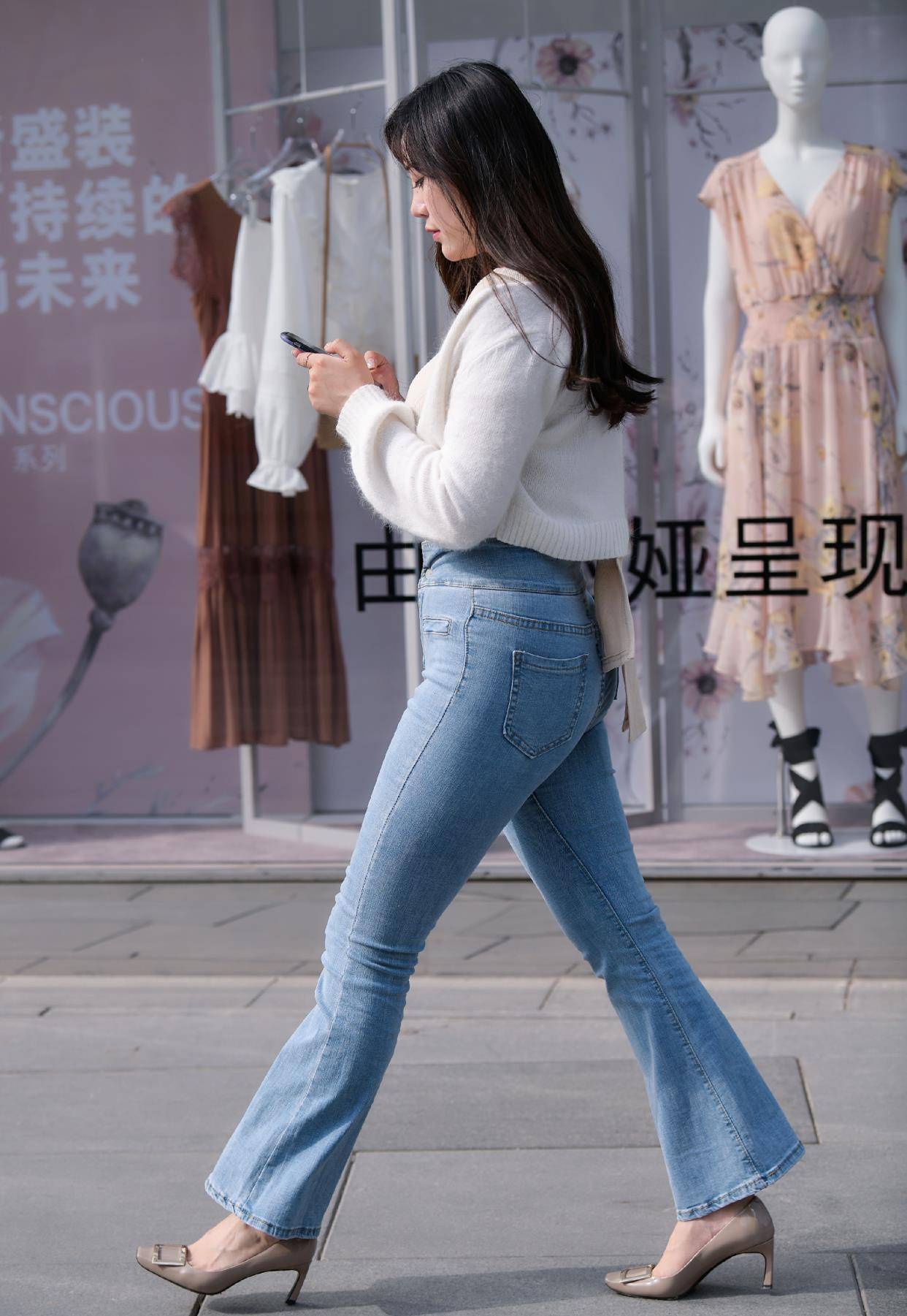 饱和度 想要凸显微胖身材优势,光靠喇叭裤是远远不够的,可以试试针织衫