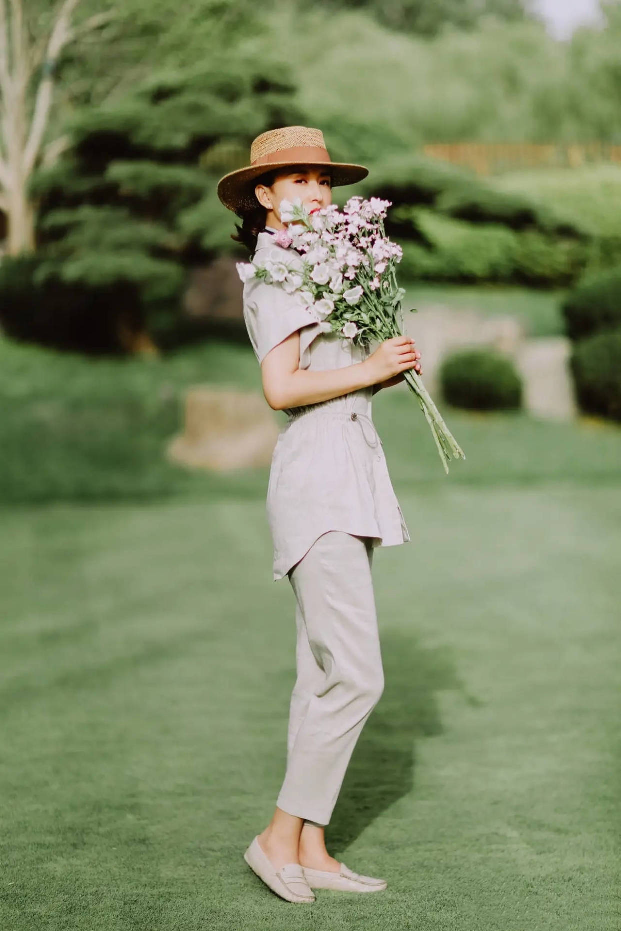 张蕾 张蕾的优雅总是那么高级，浅灰色套装配草编小礼帽，人比花娇俏