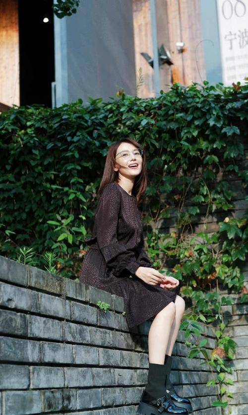 背心 高圆圆42岁生日写真曝光,穿黑色豹纹连衣裙配短靴,优雅知性气质佳