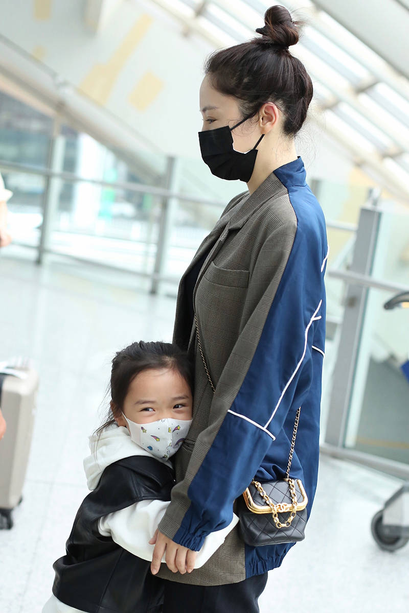 董璇 董璇机场拧女儿耳朵！穿西装露脐装美如画，女儿躲怀里撒娇太可爱