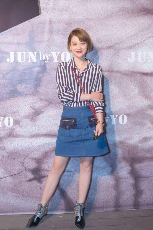 身材 梅婷真会装嫩，剪波波头搭配条纹衬衫少女感十足
