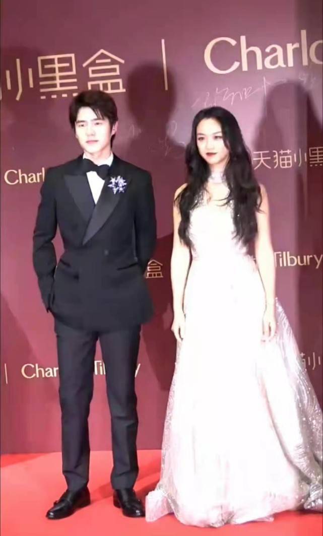 色彩 汤唯脱下礼服赶飞机!穿格纹西装戴中国红口罩心情大好,颜值绝了