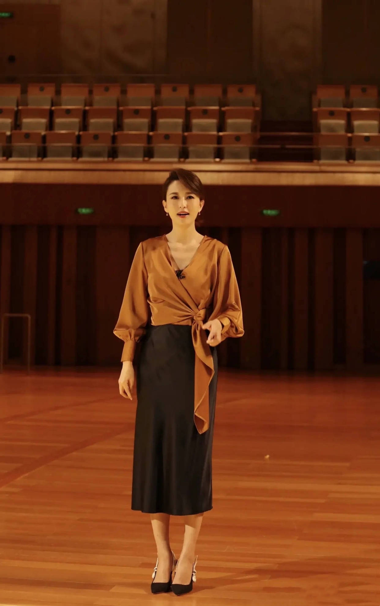 张蕾 张蕾的优雅总是那么高级，浅灰色套装配草编小礼帽，人比花娇俏