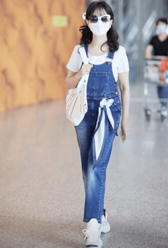 整体 赵雅芝真懂得往“嫩”了穿，T恤配背带裤，66岁比26岁还青春活力