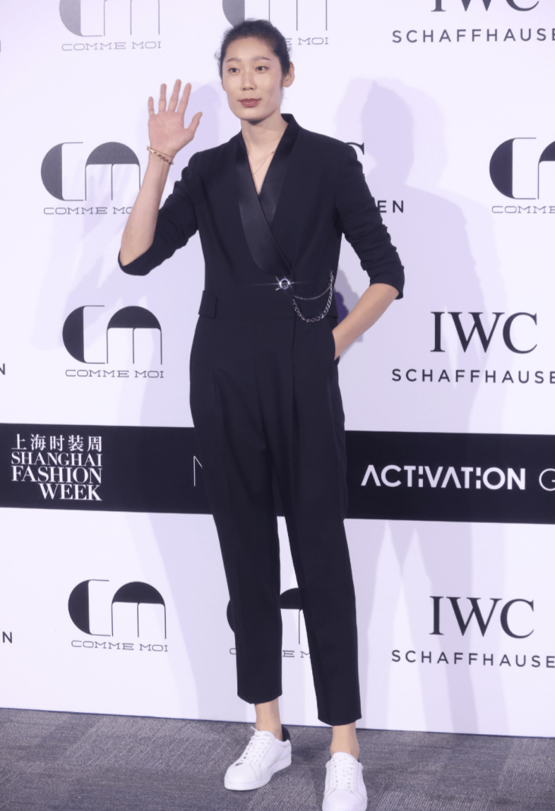中國女排|酷勁十足！女排隊長亮相時裝周，李娜仰視朱婷夢幻聯(lián)動，巨星聚首