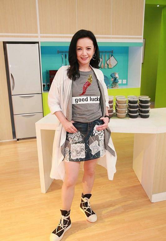 中年人 曾华倩的休闲穿搭太显嫩了,和年轻小伙拍合照,都看不出是中年人