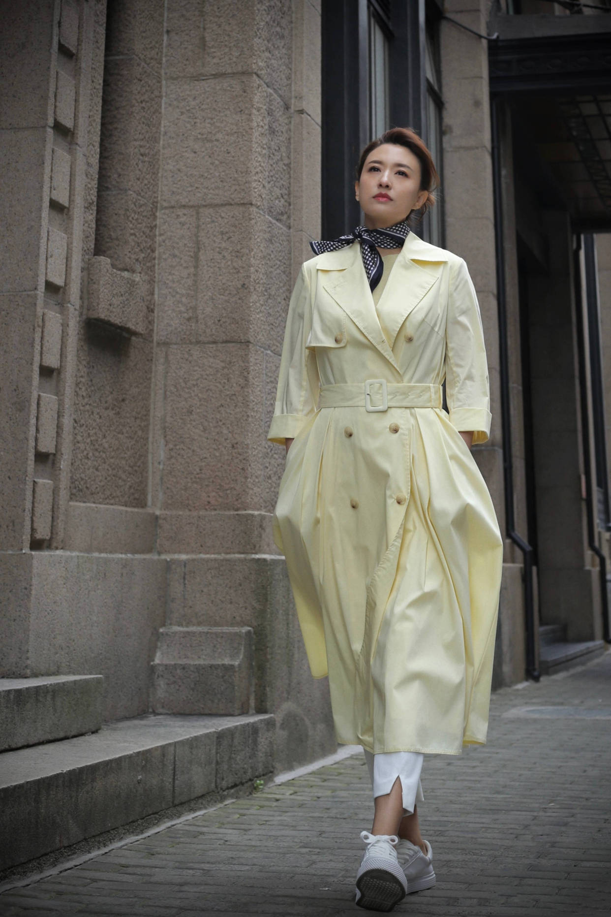 张蕾 张蕾的优雅总是那么高级，浅灰色套装配草编小礼帽，人比花娇俏