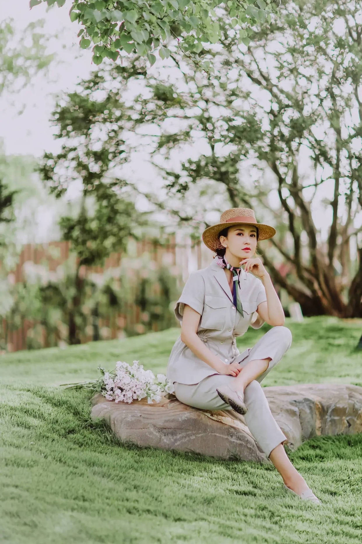 张蕾 张蕾的优雅总是那么高级，浅灰色套装配草编小礼帽，人比花娇俏