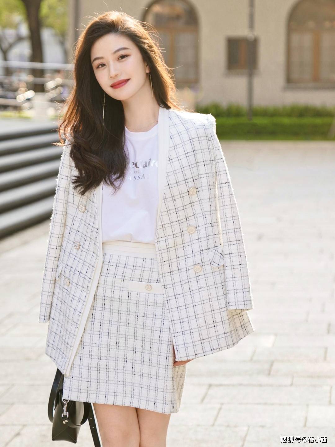 套装 三四十岁的女人想提升品味，别错过小香风外套穿搭，优雅又大气