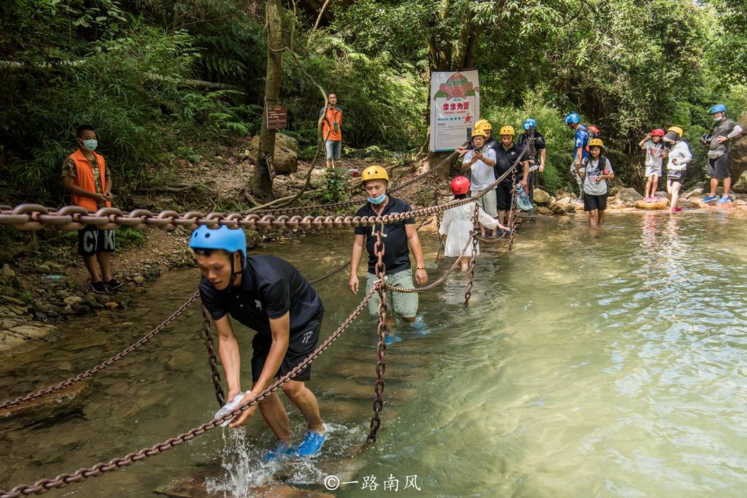 广东|佛山旅游发现“广东九寨沟”，1.28公里必须涉水前行，游客很多