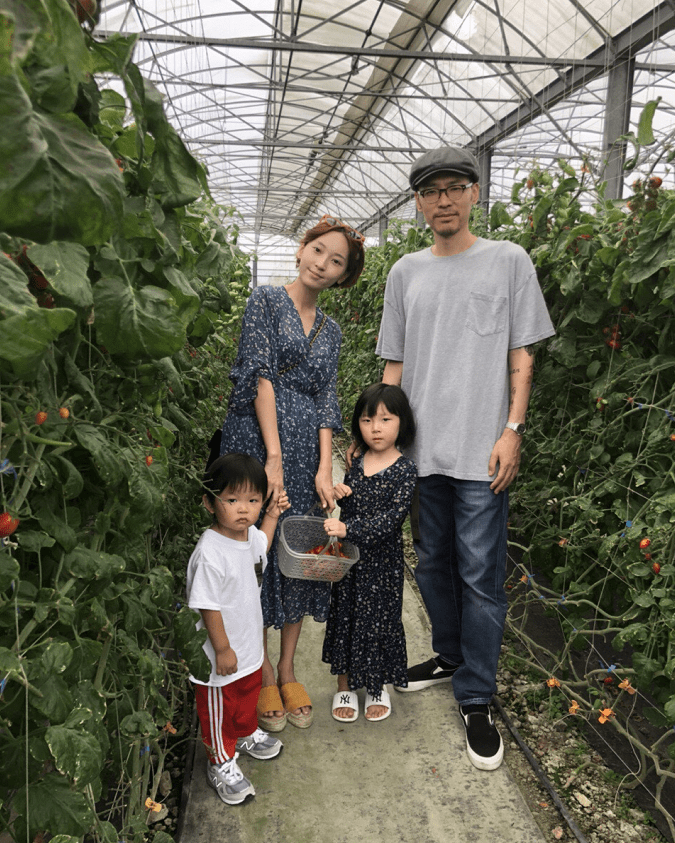 工装裤 费玉清侄媳妇长得真不赖，就算有童颜，但上身却很有“多肉”感