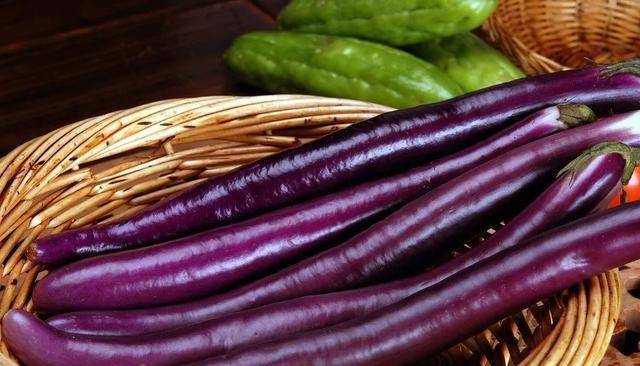 紫色豆角是豆角的一种,可以供人类食用,质地脆而软,口感特别好,含有