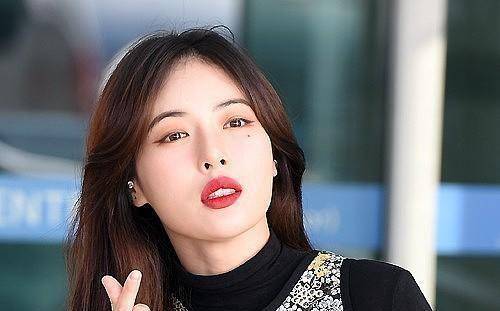 好身材 泫雅选的裙子很奇怪，好身材都藏住了，看着像个小孩一样