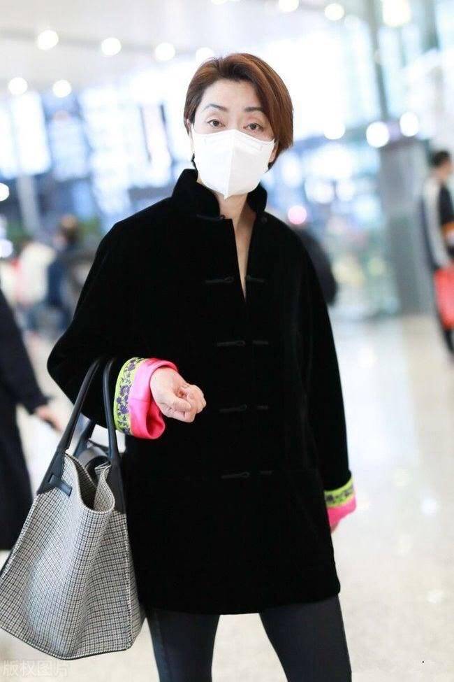 配饰 毛阿敏越老越潮，穿一身黑还扎个小揪揪，瘦成“麻杆”也有大姐范