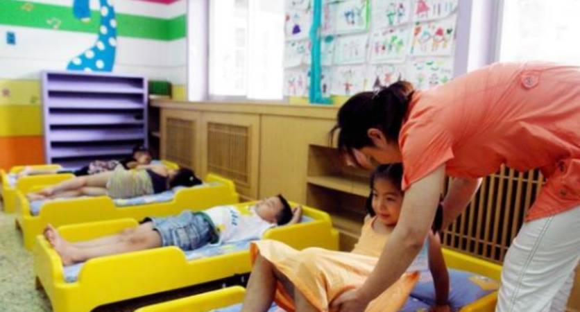 崩溃|幼儿老师发现孩子衣服标签被剪，背后原因让她崩溃，园长：已退园