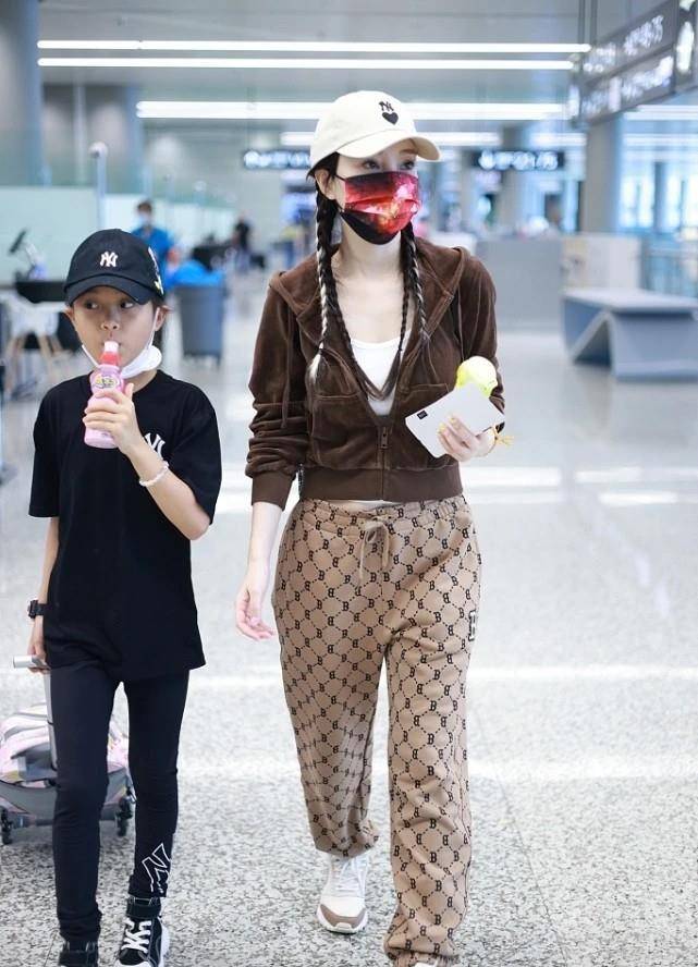 黑色 40岁李小璐扮年轻，绑两条麻花辫亮相机场，没想到女儿造型更抢镜